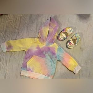 Baby Girl Tie-dye Bundle Includes
Hoodie NWOT size 80…. 12 months 
Crocs size 4C